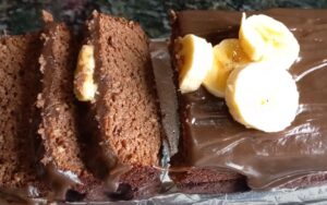 bolo fit de banana com chocolate