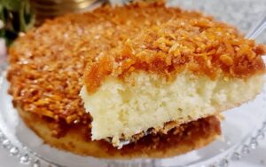 bolo de coco caramelizado