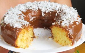 bolo de tapioca com coco e doce de leite