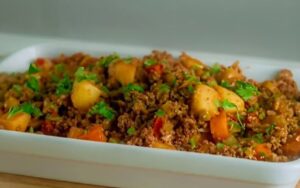 carne moída com batatas e legumes