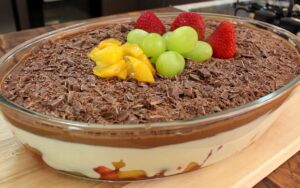 sobremesa de frutas com creme e ganache