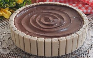 torta de bis com mousse de maracujá