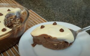 pavê de chocolate com cobertura de chocolate branco